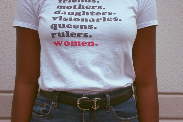 Žena v sivom tričku s nápisom „Culprit apparel“